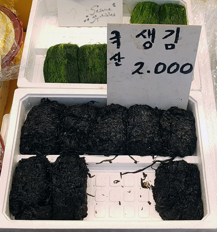 Fresh Gim (김) and Parae (파래) at a market, Seoul.
